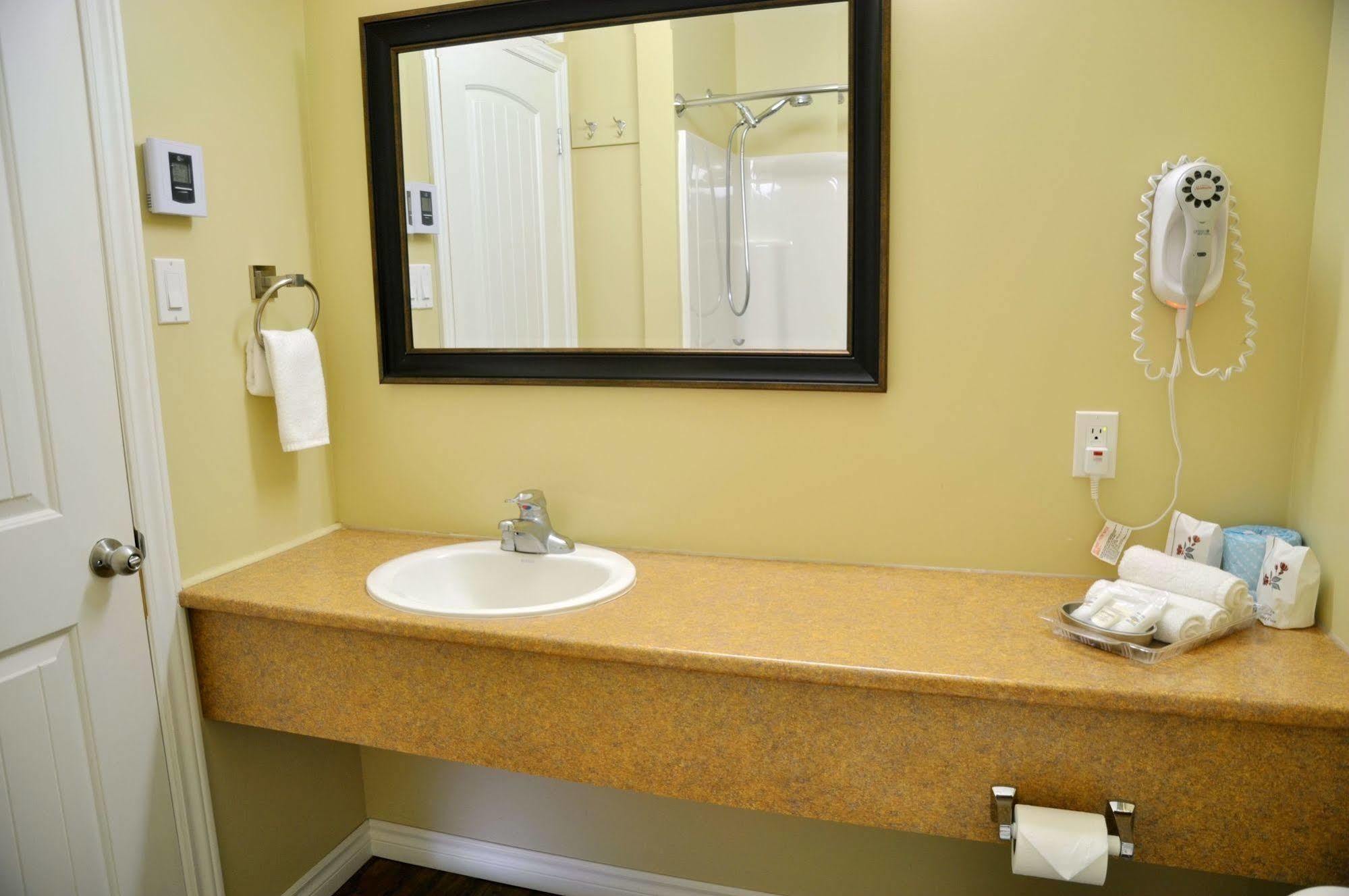 Motel Des Cedres Sherbrooke Eksteriør bilde