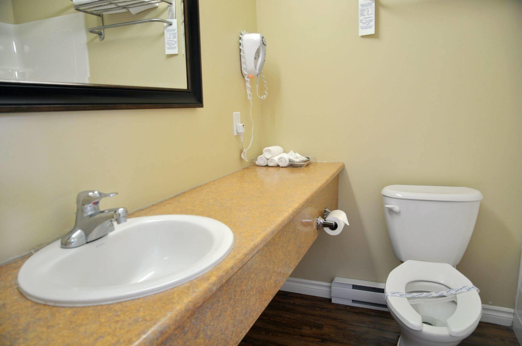 Motel Des Cedres Sherbrooke Eksteriør bilde